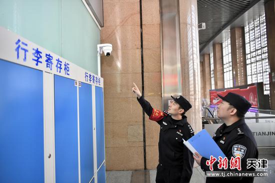 图为北京铁路公安局天津公安处天津站派出所民警检查车站重点部位，保障站区安全。（北京铁路公安局天津公安处供图）