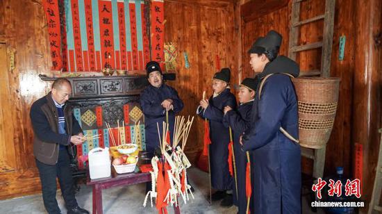 2月2日，贵州省铜仁市石阡县，封武（左二）带着年轻人在农户家里“说春”。夏磊 摄