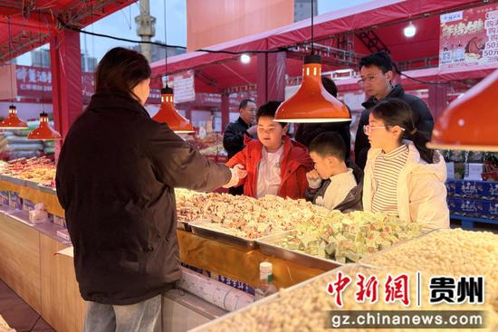 市民正在干货区挑选年货