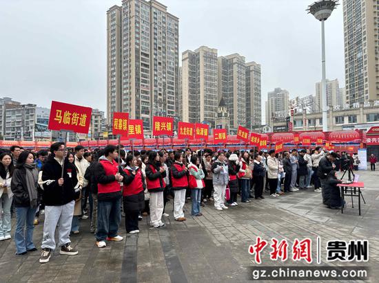 各乡镇街道前期通过精准摸排，提前了解群众就业意愿，为企业与求职者“双向奔赴”打下基础。罗金 摄