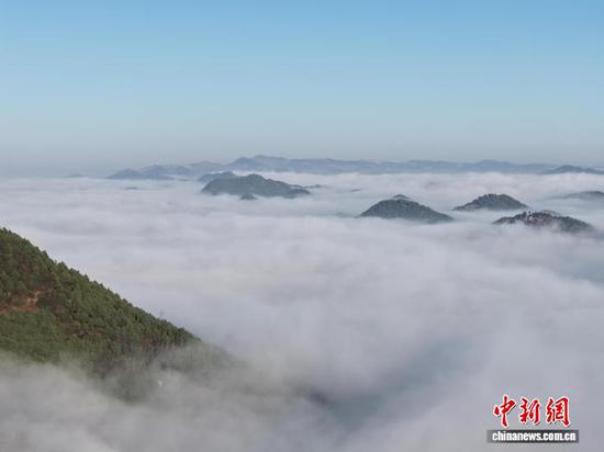 图为航拍威宁彝族回族苗族自治县城郊日出云海。管庆巍 摄