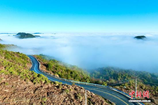 近日，赫章县阿西里西·韭菜坪、二台坡两大景区持续晴好，清晨与傍晚皆现绝美云海景观。马稳 摄
