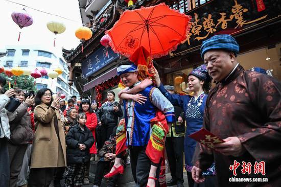 2月5日，布依族婚俗展演吸引民众观看。 瞿宏伦 摄