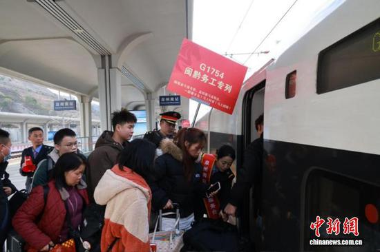 2月5日，福建泉州开行“青春遇见贵州·团圆号”免费返乡高铁专列。图为返乡人员有序上车。胡寻风 摄