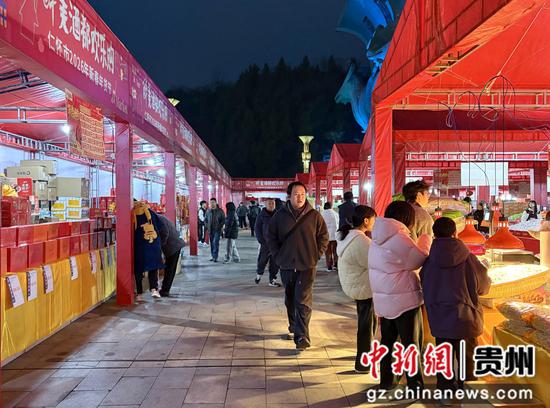 在综合展销区，琳琅满目的商品集中陈列，市民正推着购物车置办年货。