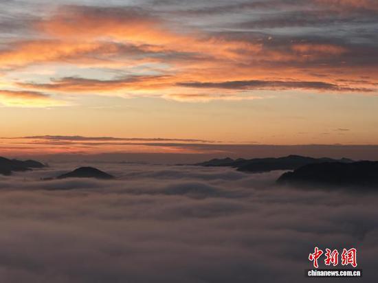 图为航拍威宁彝族回族苗族自治县城郊日出云海。管庆巍 摄