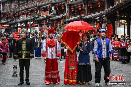 2月5日，布依族婚俗展演现场。瞿宏伦 摄
