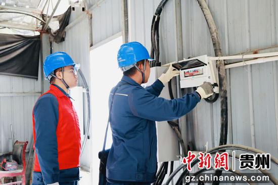 工作人员到蛋鸡养殖场检查线路