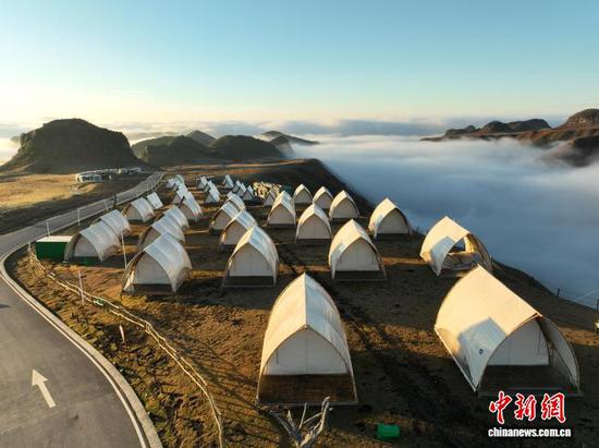 近日，赫章县阿西里西·韭菜坪、二台坡两大景区持续晴好，清晨与傍晚皆现绝美云海景观。马稳 摄