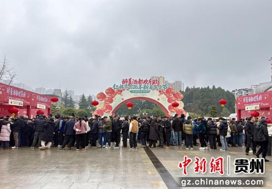 酒类销售专区，市民们有序排队选购