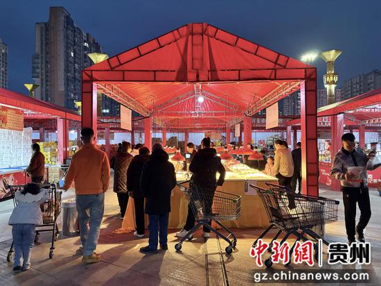 市民正在挑选年货