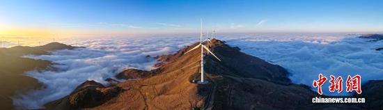 近日，赫章县阿西里西·韭菜坪、二台坡两大景区持续晴好，清晨与傍晚皆现绝美云海景观。陈春志 摄