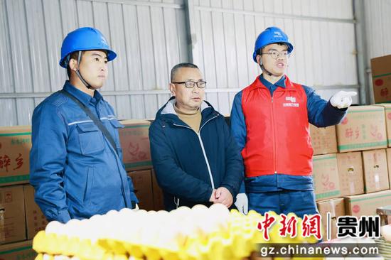 工作人员为蛋鸡养殖场负责人讲解用电安全知识