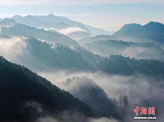 图为航拍威宁彝族回族苗族自治县城郊日出云海。管庆巍 摄