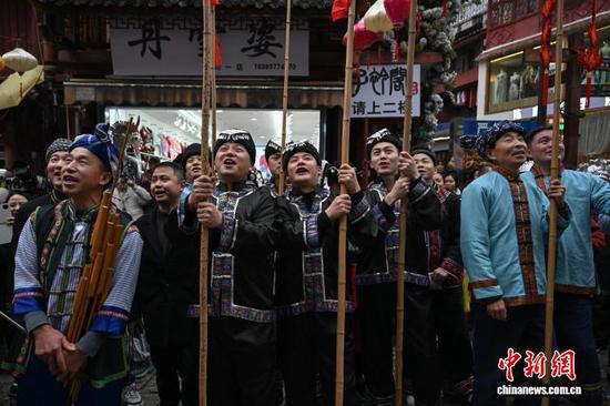 2月5日，布依族婚俗展演对情歌环节。瞿宏伦 摄