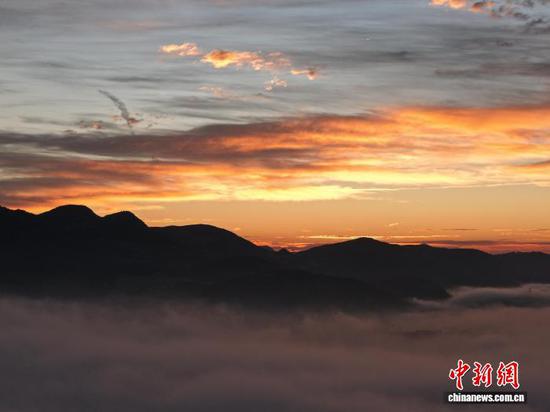 图为航拍威宁彝族回族苗族自治县城郊日出云海。管庆巍 摄