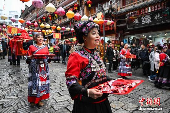 2月5日，布依族婚俗展演现场。瞿宏伦 摄