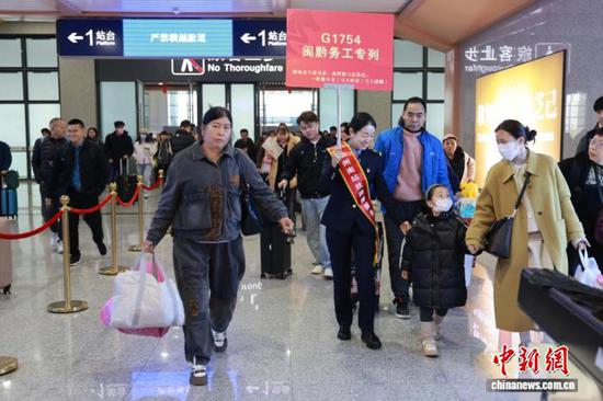 2月5日，福建泉州“青春遇见贵州·团圆号”免费返乡高铁专列暖心开行。胡寻风 摄