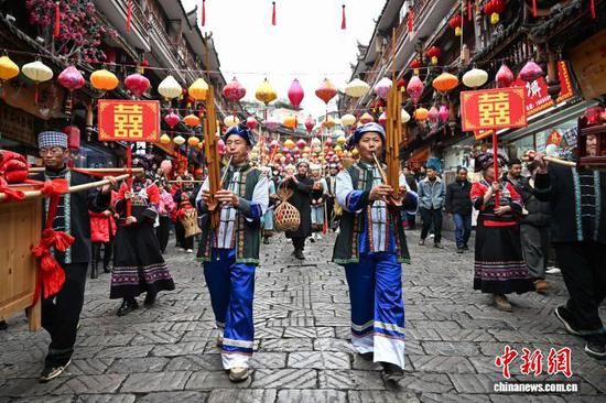 2月5日，布依族婚俗展演现场。瞿宏伦 摄