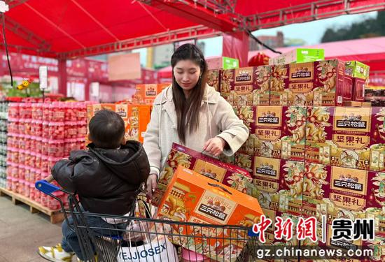 市民正在挑选礼盒