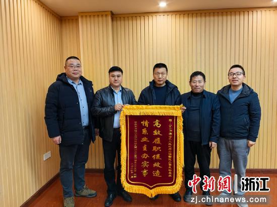 送锦旗现场。石碶街道供图 送锦旗现场。石碶街道供图