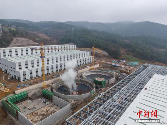 图为2月4日工人在赫章县水塘堡乡猪拱塘铅锌矿建设现场施工。罗大富 摄