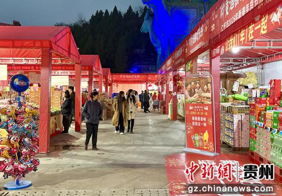 在综合展销区，琳琅满目的商品集中陈列，市民正推着购物车置办年货