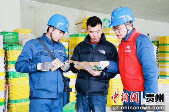 工作人员为东升农场负责人讲解宣传资料