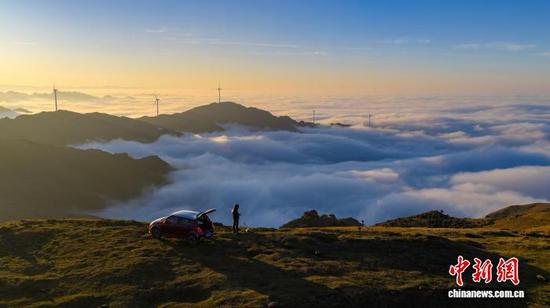 近日，赫章县阿西里西·韭菜坪、二台坡两大景区持续晴好，清晨与傍晚皆现绝美云海景观。陈春志 摄