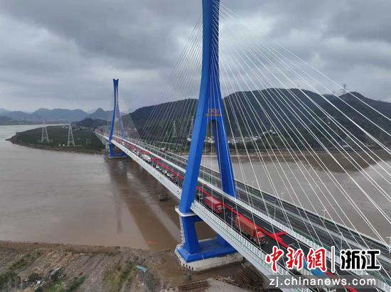 甬台温改扩建台州北段项目关键控制性工程——新建灵江特大桥通车。浙江交通集团 供图 甬台温改扩建台州北段项目关键控制性工程——新建灵江特大桥通车。浙江交通集团 供图