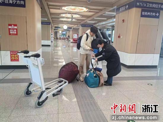 杭海城际工作人员使用行李推车为乘客运输行李。 陈文浩 摄 杭海城际工作人员使用行李推车为乘客运输行李。 陈文浩 摄