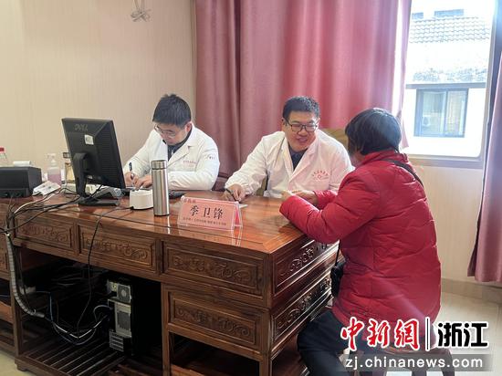 此前,曹宅镇义诊现场。杜红星 摄 此前,曹宅镇义诊现场。杜红星 摄