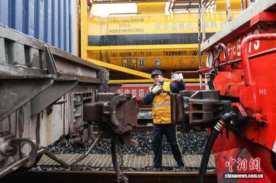 2月9日，调车组工作人员在联系司机进行连挂作业。中新社记者 瞿宏伦 摄