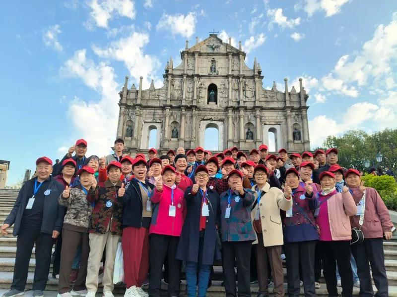 贝林哈日莫墩乡夏热勒津村、乌日木则格得村的59位村民在澳门大三巴牌坊拍照留影。（资料图）