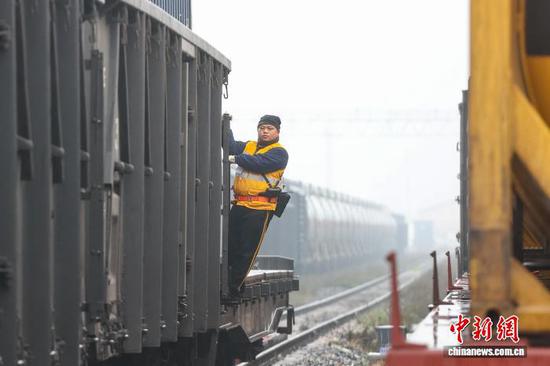 2月9日，调车组工作人员在进行连挂作业。中新社记者 瞿宏伦 摄