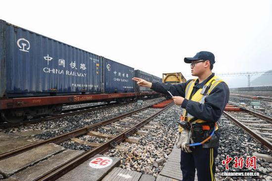 2月9日，调车组工作人员在核对作业计划。中新社记者 瞿宏伦 摄