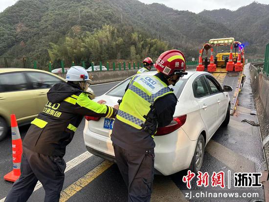 巡查员给故障车辆推车施救。 浙江交通集团高速公路台州管理中心 供图 巡查员给故障车辆推车施救。 浙江交通集团高速公路台州管理中心 供图