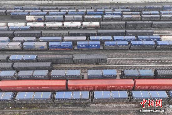 2月9日，航拍贵阳南车站编组站。位于贵州省贵阳市南明区的贵阳南车站作为贵州最大的铁路货运枢纽，为全力保障春节期间民众的物资供给，该车站每天都有连结员、调车长、值班员等20个工种、190余人坚守岗位，按照调车计划对货物列车进行到达、解体、编组、发出工作。2026春运启动以来，贵阳南车站已累计到达货物29641车，共计13.2万余吨；发送货物828车，发运2.9万余吨。（无人机照片）中新社记者 瞿宏伦 摄