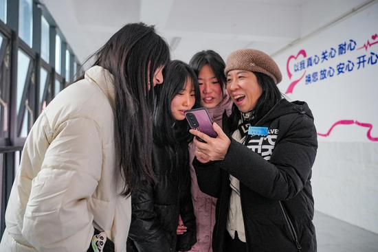 和学生交流互动 王洋摄