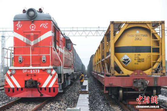 2月9日，调车组工作人员与司机联系试拉作业。中新社记者 瞿宏伦 摄