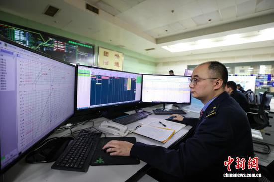 2月9日，车站调度人员在编制列车计划。中新社记者 瞿宏伦 摄