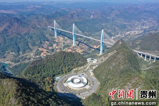 资料图：航拍天空之桥服务区。 瞿宏伦 摄