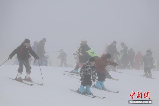 六盘水市梅花山国际滑雪场，位于海拔2600米的梅花山旅游景区，是西南地区最大的户外滑雪场，2026年截至目前单日游客量最高超过10000人次。图为2月10日，游客在六盘水市梅花山国际滑雪场滑雪。中新网记者 刘美伶 摄