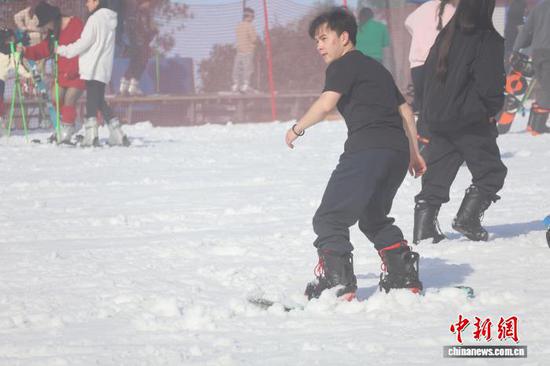 图为2月9日，游客在六盘水市玉舍雪山滑雪场滑雪。中新网记者 刘美伶 摄