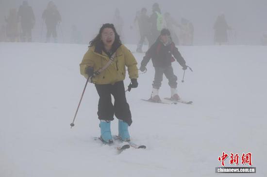 图为2月10日，游客在六盘水市梅花山国际滑雪场滑雪。中新网记者 刘美伶 摄