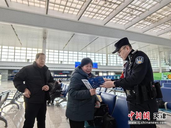 图为民警工作日常。（北京铁路公安局天津公安处供图）