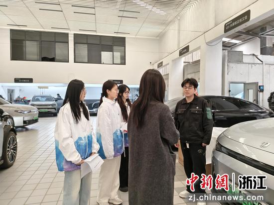 近日,“智匠驭新”社会实践小分队参观汽车售后服务中心。(浙江工商职业技术学院供图) 近日,“智匠驭新”社会实践小分队参观汽车售后服务中心。(浙江工商职业技术学院供图)