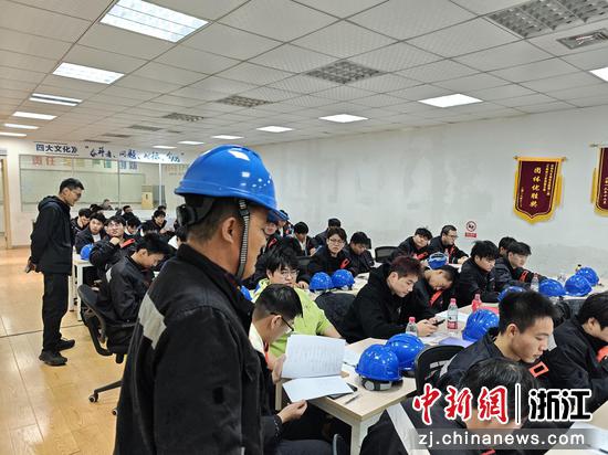 “吉利订单班”师生研讨会现场。(资料图,浙江工商职业技术学院供图) “吉利订单班”师生研讨会现场。(资料图,浙江工商职业技术学院供图)
