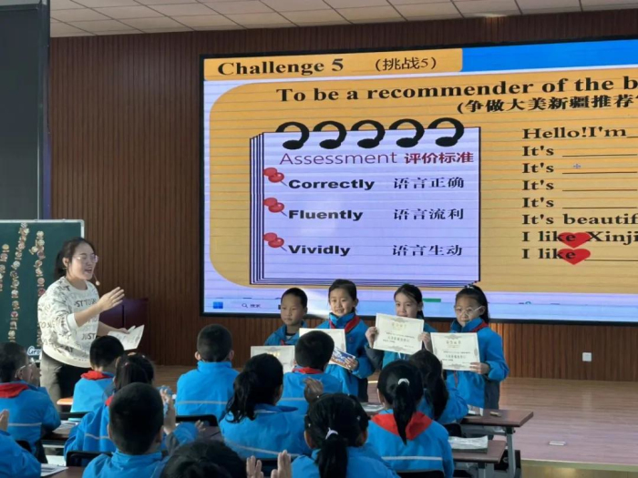 老师对课堂表现优秀的学生进行奖励。