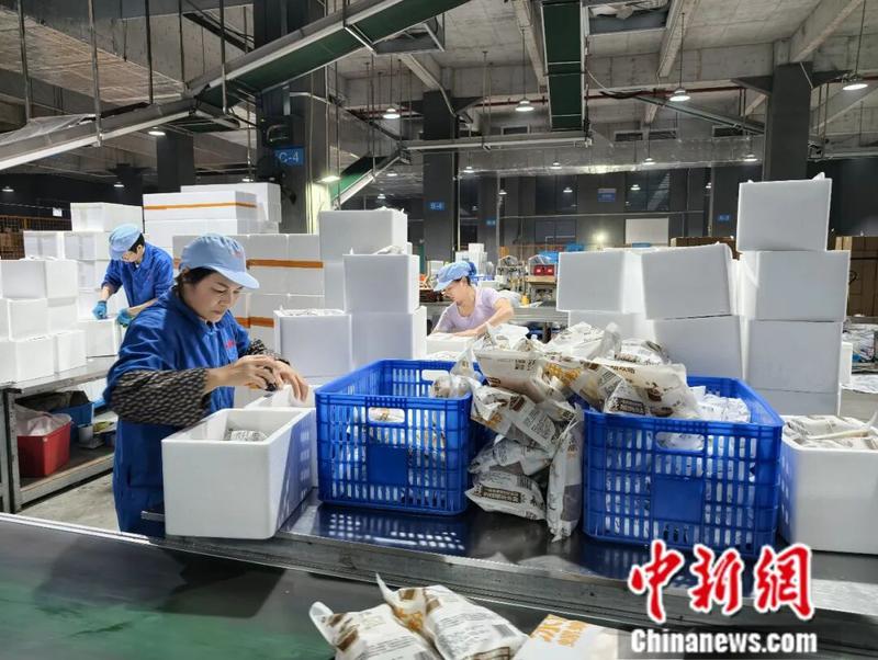 图为员工打包冰鲜螺蛳粉订单。林馨 摄 图为员工打包冰鲜螺蛳粉订单。林馨 摄